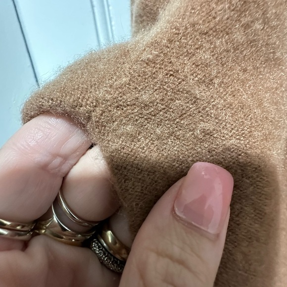 Vince 100% Cashmere Bateau Neckline Sweater Caramel Size Large - Picture 3 of 5